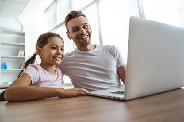 Pai Feliz Uma Filha Com Laptop Sentam Mesa — Fotografia de Stock