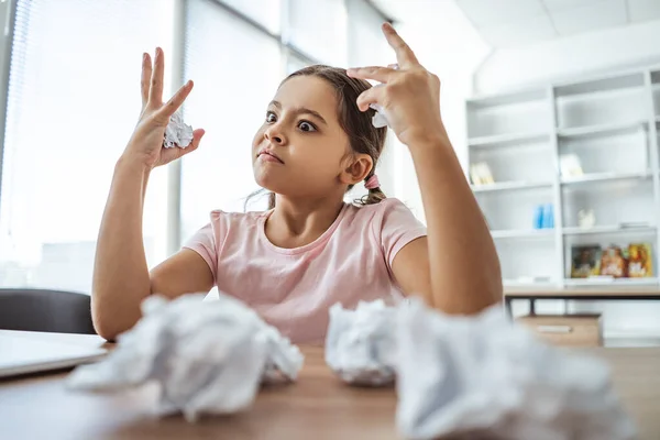 Ragazza Arrabbiata Seduta Tavola Con Lenzuola Spiegazzate — Foto Stock