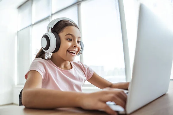 Ragazza Felice Cuffia Con Computer Portatile Seduto Tavola — Foto Stock