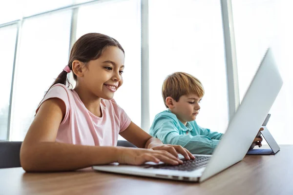 Ragazza Felice Ragazzo Con Computer Portatile Seduto Tavola — Foto Stock