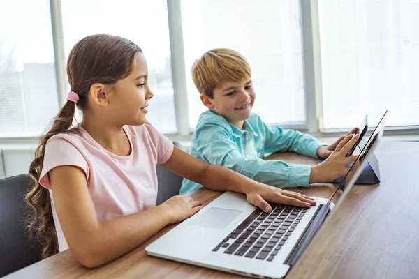 Ragazza Felice Ragazzo Con Gadget Seduti Tavola — Foto Stock