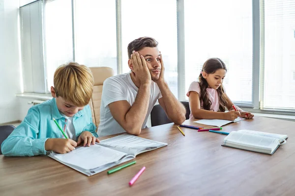 Homme Colère Faisant Des Devoirs Avec Des Enfants Table — Photo