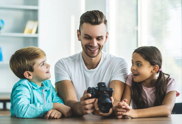 Pai Feliz Crianças Com Uma Câmera Sentada Mesa — Fotografia de Stock