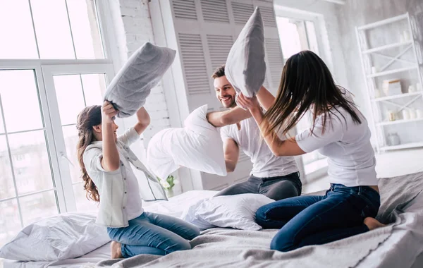 Familia Feliz Luchando Con Almohadas — Foto de Stock