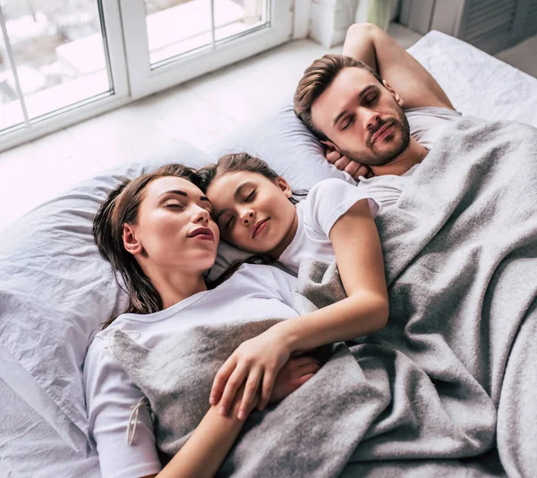 Tochter Und Eltern Schlafen Unter Der Decke — Stockfoto