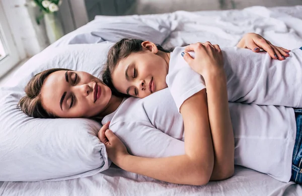 Die Attraktive Tochter Und Eine Mutter Schlafen Auf Dem Bett — Stockfoto