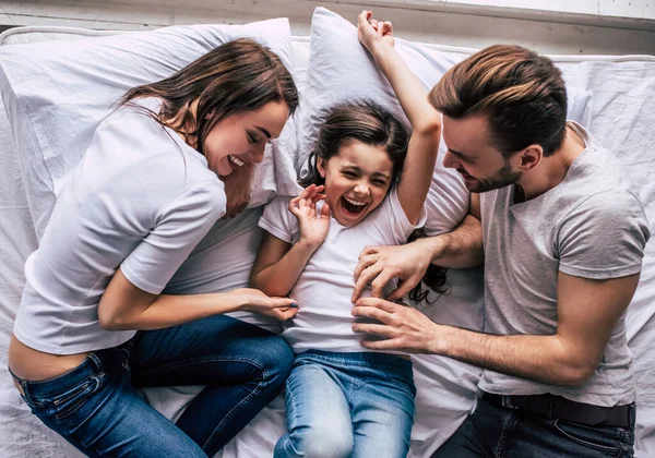 Счастливая Дочь Родители Веселятся Кровати — стоковое фото