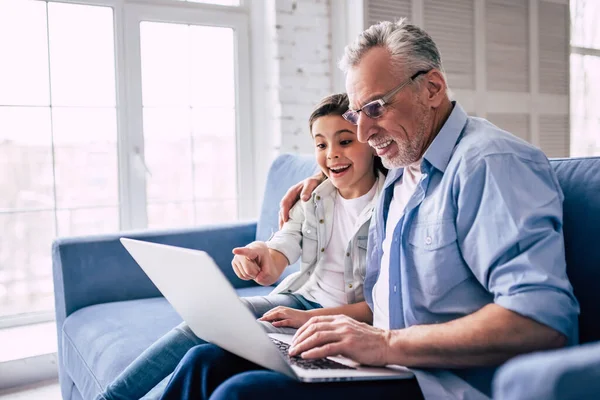 Menina Feliz Avô Usando Laptop Sofá — Fotografia de Stock