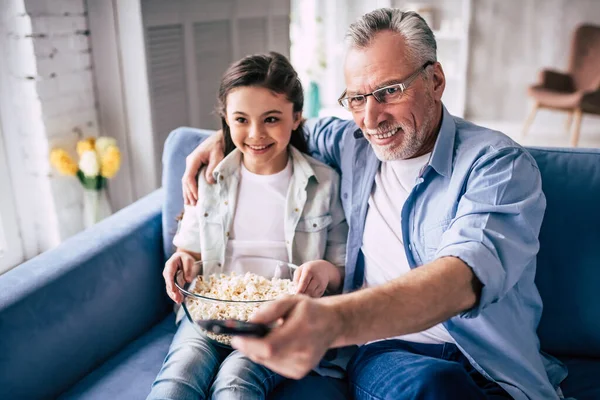 Chica Feliz Abuelo Viendo Televisión Con Palomitas Maíz — Foto de Stock