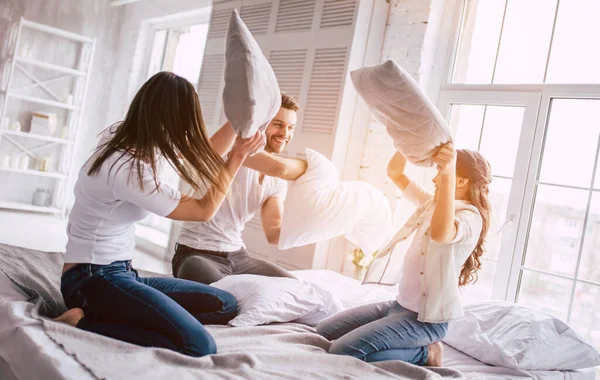 Famiglia Felice Che Lotta Con Cuscini Sul Letto — Foto Stock