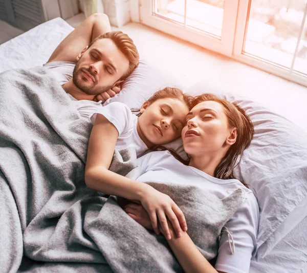 Tochter Und Eltern Schlafen Unter Der Decke — Stockfoto