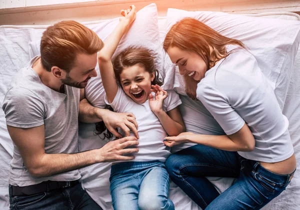 Счастливая Дочь Родители Веселятся Кровати — стоковое фото