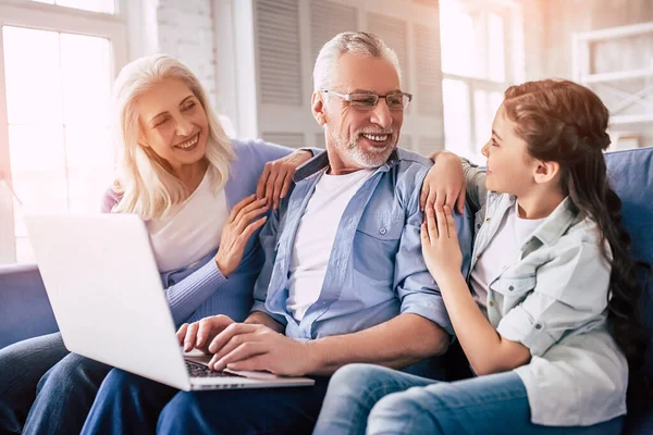 Menina Feliz Avós Sentados Com Laptop — Fotografia de Stock