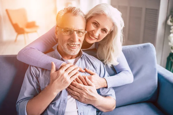 Anciano Feliz Una Mujer Abrazándose — Foto de Stock