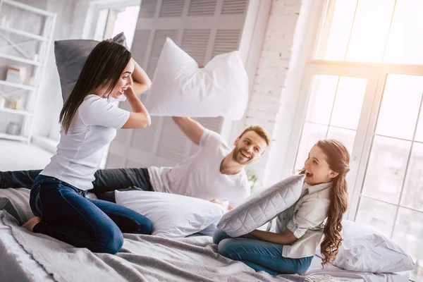ベッドの上で戦う幸せな家族の枕 — ストック写真