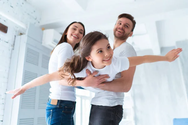 Ailesi bir kızla oynuyor.