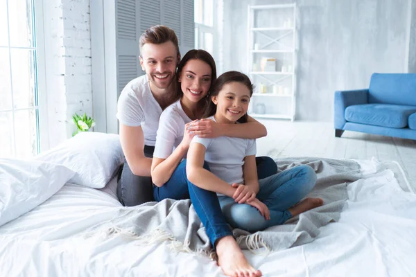 Den Lyckliga Familjen Sitter Sängen — Stockfoto