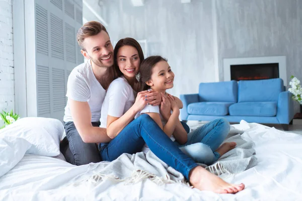 Happy Parents Girl Sitting Bed — Stockfoto