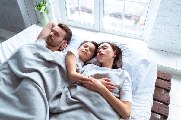 Die Glücklichen Eltern Mit Einem Mädchen Bett — Stockfoto