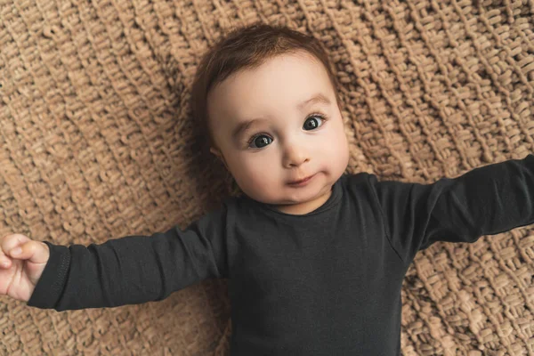 Adorabile Bambino Sdraiato Sulla Coperta Maglia — Foto Stock
