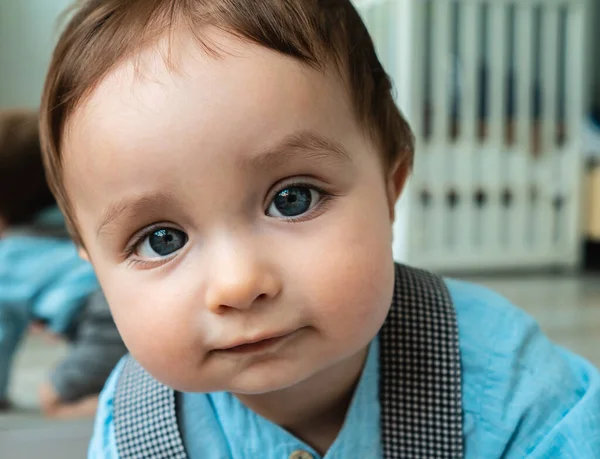 Simpatico Bambino Striscia Sul Pavimento — Foto Stock