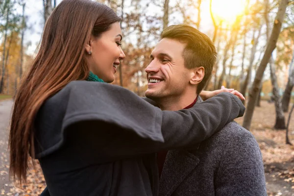 Pareja Romántica Abraza Parque — Foto de Stock