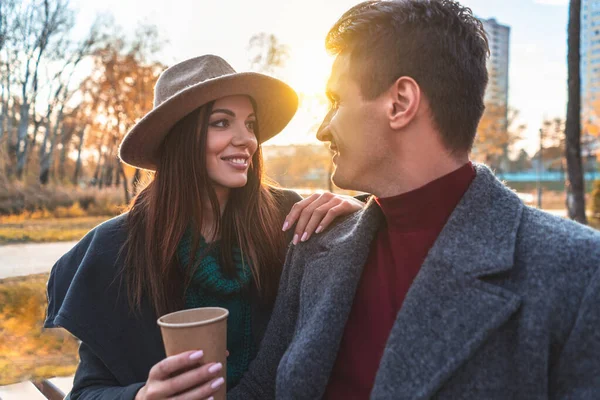 Los Jóvenes Sentados Aire Libre Con Una Taza Café — Foto de Stock