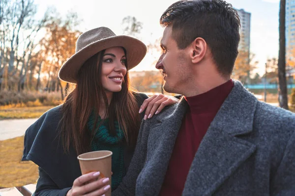 Die Jungen Leute Sitzen Mit Einer Tasse Kaffee Freien — Stockfoto