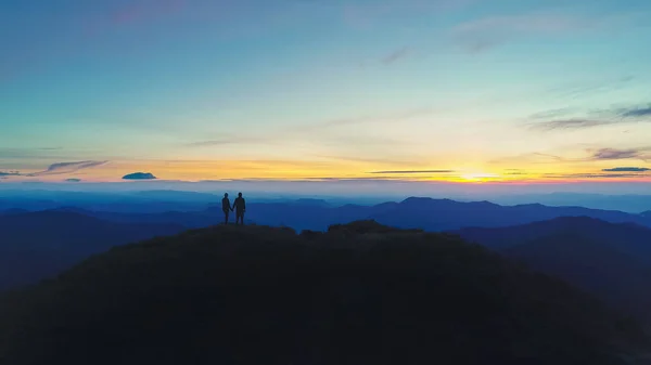 Der Mann Und Die Frau Auf Dem Berg Vor Dem — Stockfoto