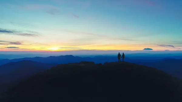 Άντρας Και Γυναίκα Που Στέκονται Στο Βουνό Στο Φόντο Του — Φωτογραφία Αρχείου