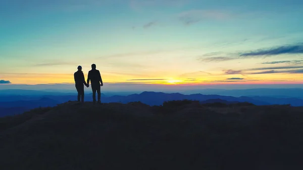 Casal Montanha Fundo Pôr Sol — Fotografia de Stock