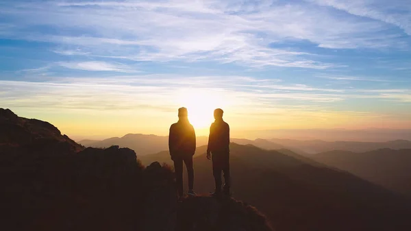 Das Paar Auf Dem Berg Vor Dem Schönen Sonnenaufgang — Stockfoto