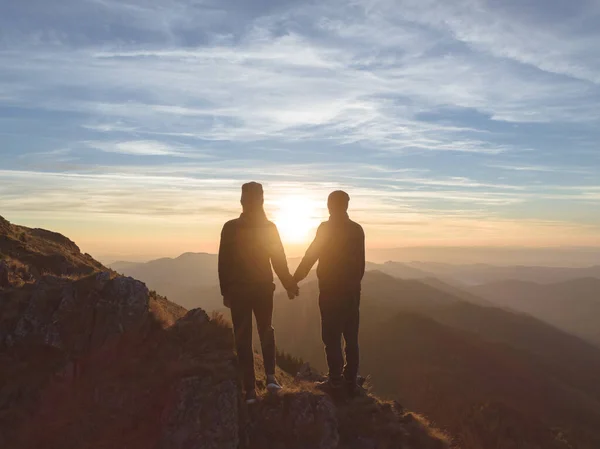 Das Paar Auf Dem Berg Vor Dem Schönen Sonnenaufgang — Stockfoto