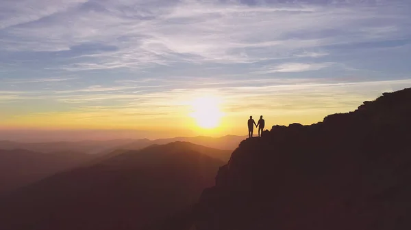 Duas Pessoas Que Estão Montanha Belo Fundo Pôr Sol — Fotografia de Stock