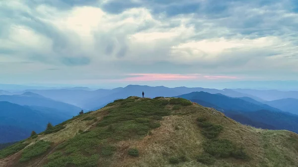 Uomo Piedi Sulla Montagna Con Paesaggio Pittoresco — Foto Stock