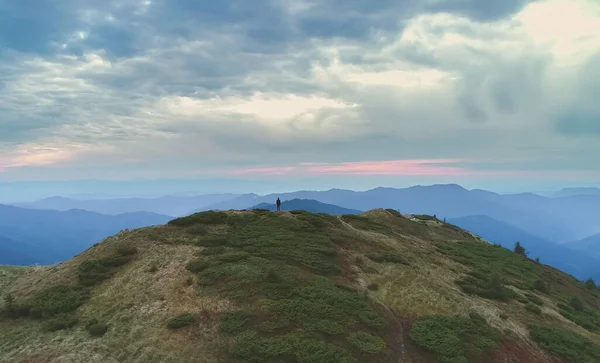 Uomo Piedi Sulla Montagna Con Paesaggio Pittoresco — Foto Stock