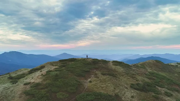 Persona Piedi Sulla Montagna Con Paesaggio Pittoresco — Foto Stock