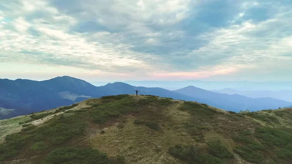 Persona Piedi Sulla Montagna Con Paesaggio Pittoresco — Foto Stock