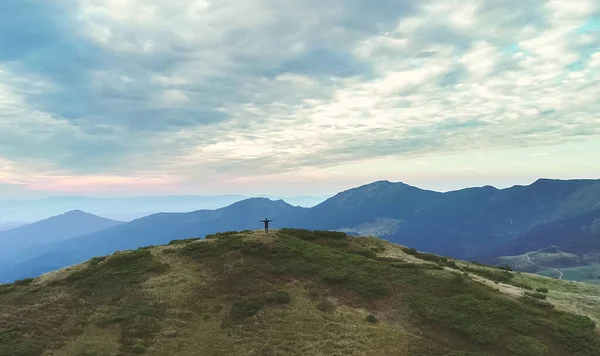 Πρόσωπο Που Στέκεται Στο Βουνό Ένα Γραφικό Τοπίο — Φωτογραφία Αρχείου