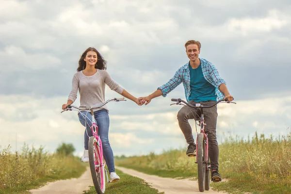 Ευτυχισμένος Άντρας Και Γυναίκα Που Κάνουν Ποδήλατο Ένα Χωράφι — Φωτογραφία Αρχείου
