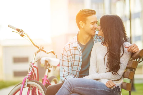 Casal Feliz Com Uma Bicicleta Senta Banco — Fotografia de Stock