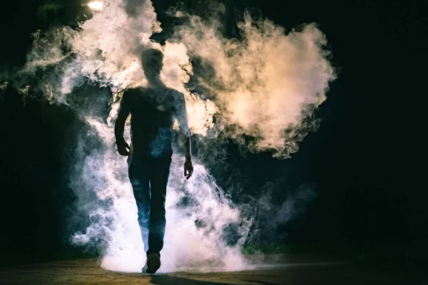 Homme Marchant Dans Fumée Sur Fond Noir — Photo