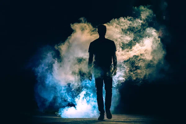 Hombre Que Camina Humo Sobre Fondo Oscuro Noche Noche Tiempo — Foto de Stock