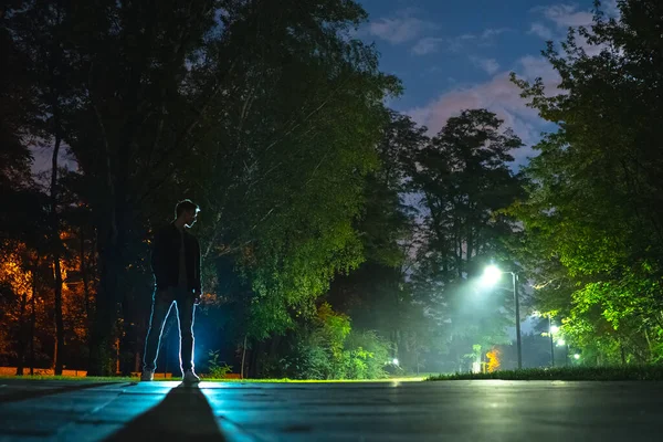 Człowiek Stojący Nocnym Parku — Zdjęcie stockowe