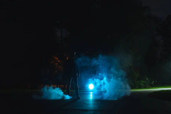 Man Die Rook Staat Avond Nacht Tijd — Stockfoto