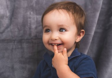 Kapalı alanda oynayan yakışıklı oğlan.