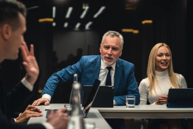İnsanlar iş konferansında birbirleriyle konuşuyorlar.