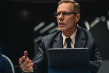 İş adamı iş konferansında masada oturuyor.