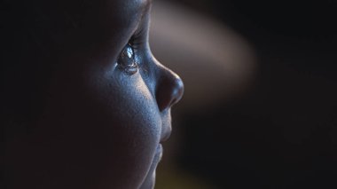 Çekici küçük bir çocuğun portresi.