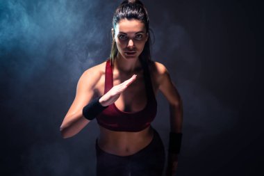 Spor giyimli çekici kız içeride koşuyor.